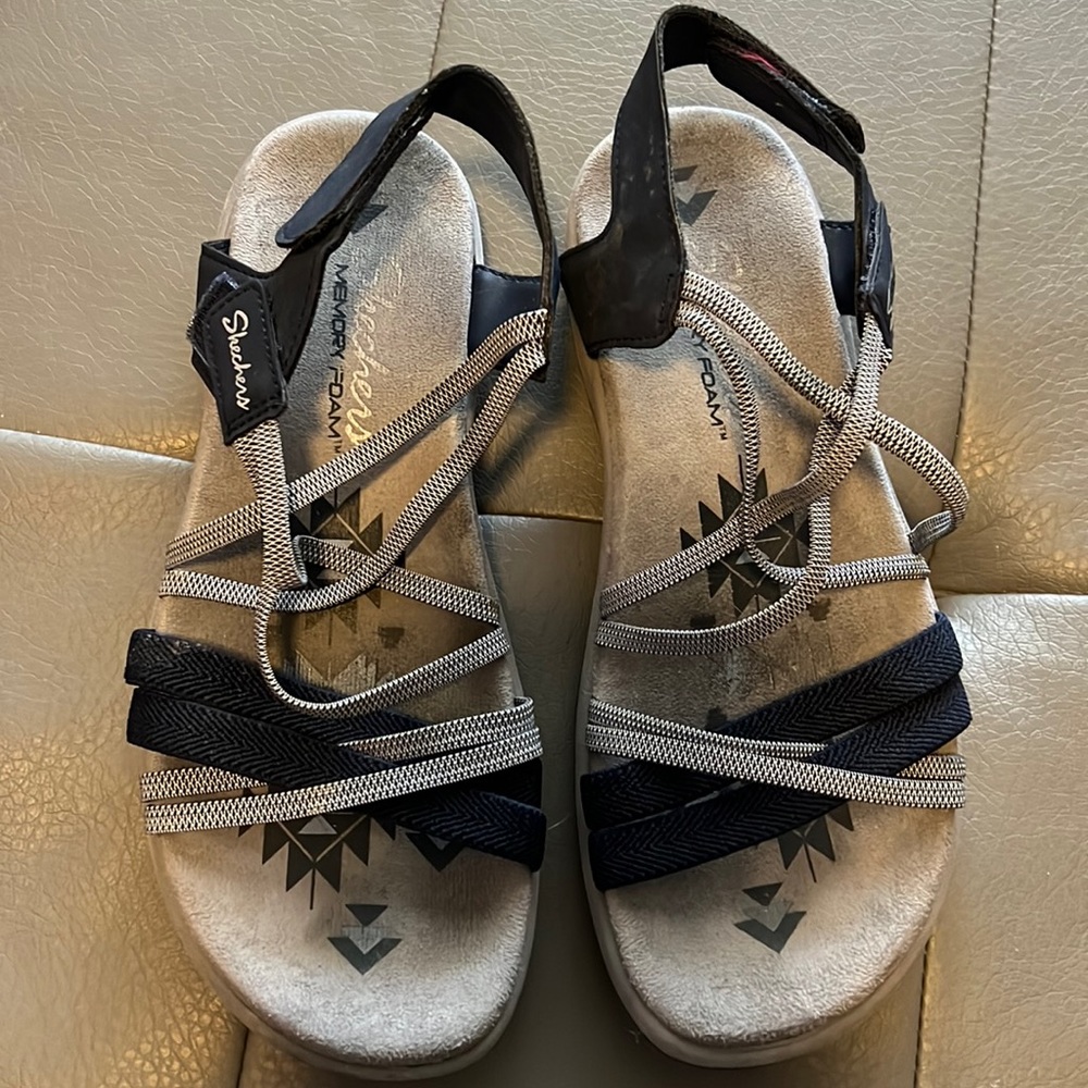Skechers memory phone sandals.  Womens size 5M. Used lightly, very comfortable.
